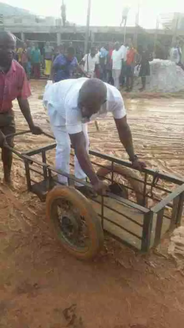See How This Man Makes Money In Aba Because Of Bad Road (Photos)